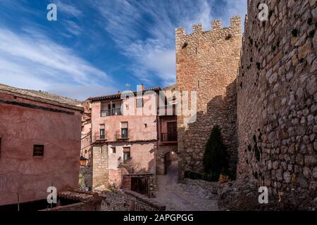 Luftpanorama-Blick auf Albarracin in Teruel Spanien, mit mittelalterlichen Häusern aus rotem Terrakotta aus rotem Sandstein, maurischer Burg und alten Stadtmauern gewählt am meisten B. Stockfoto