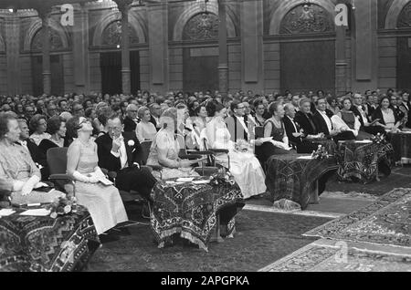 Konzert für Neuvermählte im Concertgebouw in Amsterdam, v. l.n.r. Christina, Bernhard, Königin Juliana, Margrit, Pieter, Mrs. Van Hall, Eltern Pieter,/Datum: 21. Dezember 1966 Ort: Amsterdam, Noord-Holland Schlüsselwörter: KONZERTGEBÄUDE, brautpaare, Konzerte, Königinnen persönlicher Name: Beatrix, Prinzessin, Bernhard, Prinz, Christina, Prinzessin, Claus, Prinz, Juliana (Königin Niederlande), Margriet, Prinzessin, Pieter Stockfoto
