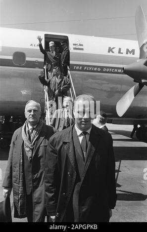 Concertgebouw-Orchester auf Schiphol aus Wien, Bernard Haiting und Alderman De Roos Datum: 8. Juni 1962 Ort: Noord-Holland, Schiphol persönlicher Name: Bernard Haitink, Concertgebouw Orchester, Roos, Ab The Stockfoto