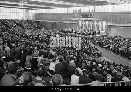 Concertgebouw Orchester in der RAI, Überblick über den ausverkauften Raum Datum: 2. Juli 1965 Schlagwörter: Orchester, Hallen Institutionenname: Concertgebouw Orchester Stockfoto