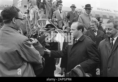 Concertgebouw Orchestra Back from America, ir. Cutters hat Bernard Haitink eine Blumenarrangement auf der Treppe übergeben Datum: 28. April 1964 Ort: America Keywords: Überreichen des Personennamens: Bernard Haitink, Ir. Cutters Institution Name: Concertgebouw Orchestra Stockfoto