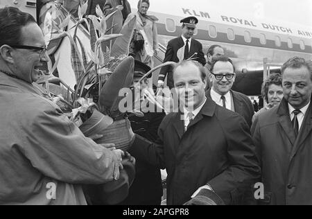 Concertgebouw Orchestra Back from America, ir. Cutters hat Bernard Haitink eine Blumenarrangement auf der Treppe übergeben Datum: 28. April 1964 Ort: America Keywords: Überreichen des Personennamens: Bernard Haitink, Ir. Cutters Institution Name: Concertgebouw Orchestra Stockfoto