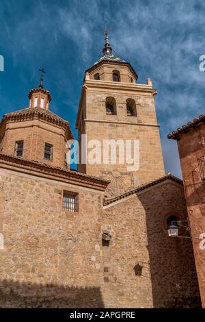 Blick auf die katholische Kathedrale de salvador in Albarracin Spanien hinter den Bögen des Gemeindegebäudes Stockfoto