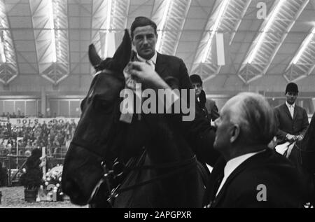Concours Hippique im Rai-Gebäude. S. Hayes mit Preisdatum: 3. November 1963 Schlagwörter: Konkurse, Preise Personenname: Hayes, S. Institutionenname: RAI Stockfoto