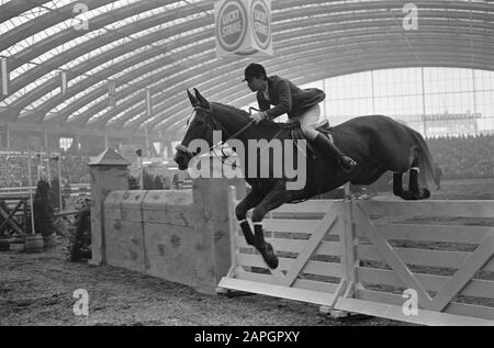 Concours Hippique im Rai-Gebäude. Der Gewinner des großen Preises S. Hayes mit Goodbye aus Irland nimmt Hindernisdatum: 3. November 1963 Schlüsselwörter: Concoursen persönlicher Name: Hayes, S. Institutionenname: RAI Stockfoto