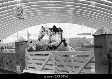 Concours Hippique im Rai-Gebäude. Der Gewinner des großen Preises S. Hayes mit Goodbye aus Irland nimmt Hindernisdatum: 3. November 1963 Schlüsselwörter: Concoursen persönlicher Name: Hayes, S. Institutionenname: RAI Stockfoto