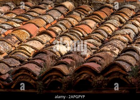 Reihen Korrosionsbeständiger Keramikdachziegel aus der mittelalterlichen Zeit in Albarracin Spanien Stockfoto