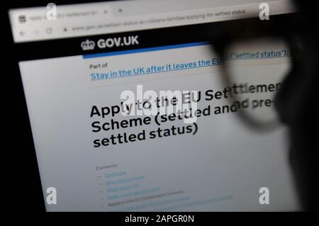 Ratschläge zur Anwendung des EU-Abrechnungssystems durch eine Lupe auf der Website der britischen Regierung Stockfoto