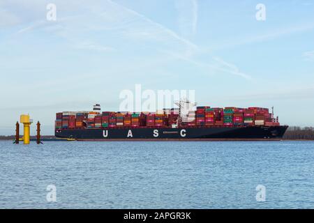 Stade, Deutschland - 10. Dezember 2019: Ultragroßes Containerschiff AL MURAYKH im Besitz von UASC/Hapag-Lloyd auf der Elbe in Richtung Hamburg, vorbei an Tan Stockfoto