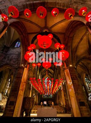 St Giles' High Kirk (Kathedrale), Royal Mile, Edinburgh, Schottland, Großbritannien. Januar 2020. Das jährliche "Burns & Beyond Johnnie Walker"-Festival wurde vom Festival gesponsert. Burns Night fällt mit dem chinesischen Neujahr zusammen (was für weitere 76 Jahre nicht mehr passieren wird), so dass die beiden Festivals zu Feiern zusammenkommen. Eine Anzeige von 400 roten chinesischen Laternen, die an der beeindruckenden hohen Gewölbedecke hängen Stockfoto