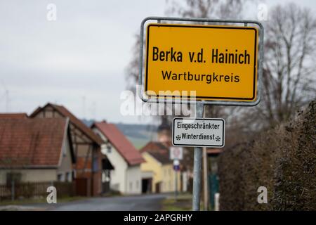 Berka Vor Dem Hainich, Deutschland. Januar 2020. Das Ortsschild von Berka ist aus Richtung Unfallstelle mit einem Hinweisschild mit der Aufschrift "Eingeschränkte Winterstraßenpflege" zu sehen. In der Nähe von Eisenach in Thüringen hatte ein Schulbus am Morgen einen Unfall auf einer eisigen Straße. Bei dem Unfall kamen zwei Kinder ums Leben. (Zur dpa "Schulbusunfall bei Eisenach - Zwei Kinder tot, viele verletzt") Credit: Swen Pförtner / dpa / Alamy Live News Stockfoto