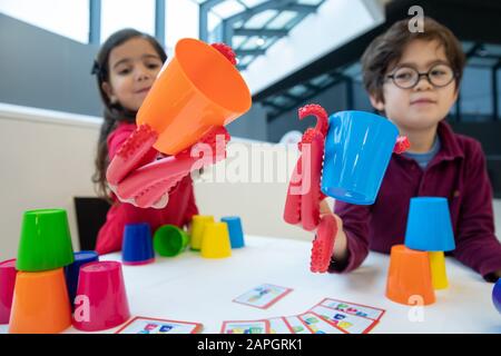 Nürnberg, Deutschland. Januar 2020. Tea und Louis spielen das Spiel "Octopus Party" von TREFL auf der Hauptpressekonferenz zur 71. Spielwarenmesse im Messezentrum Nürnberg. Das Spielzeug ist für den "Toy Award" in der Kategorie "ChoolKids" nominiert. Die weltweit größte Spielzeugmesse läuft vom 29. Januar bis 2. Februar 2020. Credit: Daniel Karmann / dpa / Alamy Live News Stockfoto