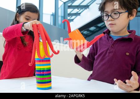 Nürnberg, Deutschland. Januar 2020. Tea und Louis spielen das Spiel "Octopus Party" von TREFL auf der Hauptpressekonferenz zur 71. Spielwarenmesse im Messezentrum Nürnberg. Das Spielzeug ist für den "Toy Award" in der Kategorie "ChoolKids" nominiert. Die weltweit größte Spielzeugmesse läuft vom 29. Januar bis 2. Februar 2020. Credit: Daniel Karmann / dpa / Alamy Live News Stockfoto