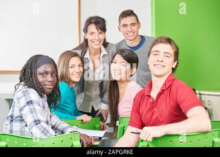 Gruppe von Teenagern als Schüler mit Lehrer an der Schule Stockfoto