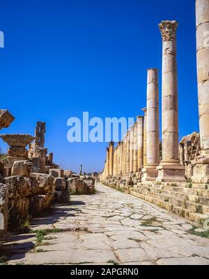 Jordanien. Kolonnaden an der einst Hauptstraße der alten römischen Stadt Jerash unweit der jordanischen Hauptstadt Amman im Nahen Osten Stockfoto