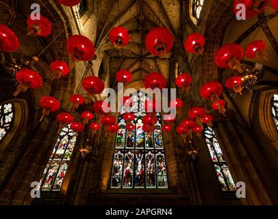 St Giles' High Kirk (Kathedrale), Royal Mile, Edinburgh, Schottland, Großbritannien. Januar 2020. Das jährliche "Burns & Beyond Johnnie Walker"-Festival wurde vom Festival gesponsert. Burns Night fällt mit dem chinesischen Neujahr zusammen (was für weitere 76 Jahre nicht mehr passieren wird), so dass die beiden Festivals zu Feiern zusammenkommen. Eine Anzeige von 400 roten chinesischen Laternen, die an der beeindruckenden hohen Gewölbedecke hängen Stockfoto