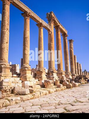 Jordanien. Kolonnaden an der einst Hauptstraße der alten römischen Stadt Jerash unweit der jordanischen Hauptstadt Amman im Nahen Osten Stockfoto