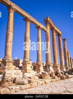 Jordanien. Kolonnaden an der einst Hauptstraße der alten römischen Stadt Jerash unweit der jordanischen Hauptstadt Amman im Nahen Osten Stockfoto