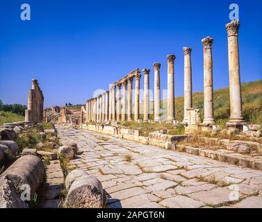 Jordanien. Kolonnaden an der einst Hauptstraße der alten römischen Stadt Jerash unweit der jordanischen Hauptstadt Amman im Nahen Osten Stockfoto