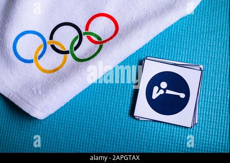 TOKIO, JAPAN, JANUAR. 20. 2020: Boxpiktogramm und olympische Ringe. Originaltapete für olympisches Spiel Stockfoto