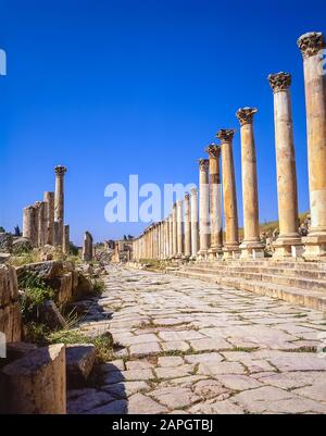 Jordanien. Kolonnaden an der einst Hauptstraße der alten römischen Stadt Jerash unweit der jordanischen Hauptstadt Amman im Nahen Osten Stockfoto