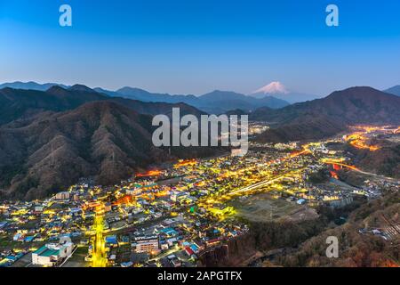 Otsuki, Japan Skyline mit Mt. Fuji im Zwielicht. Stockfoto