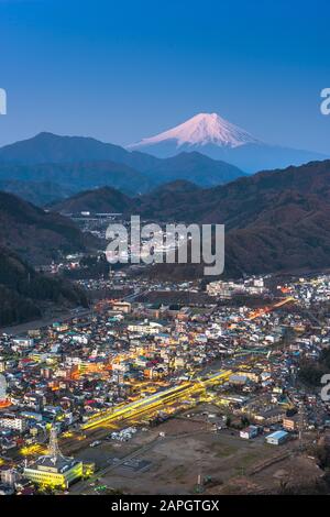 Otsuki, Japan Skyline mit Mt. Fuji im Zwielicht. Stockfoto