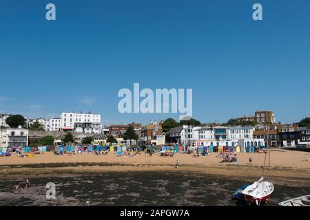 Am Strand sonnen sich Menschen, und im Hafen von Viking Bay, Broadstairs, Kent, Großbritannien können sich Vergnügen und Fischerboote ausruhen Stockfoto