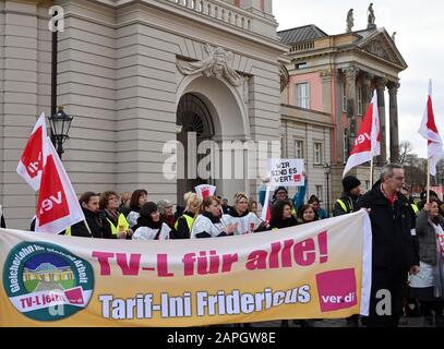 Potsdam, Deutschland. Januar 2020. Mitarbeiter des Besucherdienstes der Schlösserstiftung demonstrieren vor dem Landtag. Mit ihrem Warnstreik fordern sie einen Unternehmenskollektivvertrag auf der Grundlage des Tarifvertrages des öffentlichen Dienstes der Bundesländer. Kredit: Bernd Settnik / dpa-Zentralbild / ZB / dpa / Alamy Live News Stockfoto