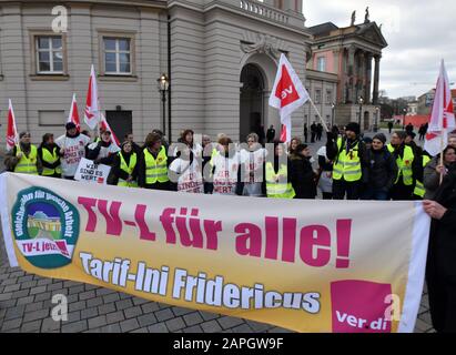 Potsdam, Deutschland. Januar 2020. Mitarbeiter des Besucherdienstes der Schlösserstiftung demonstrieren vor dem Landtag. Mit ihrem Warnstreik fordern sie einen Unternehmenskollektivvertrag auf der Grundlage des Tarifvertrages des öffentlichen Dienstes der Bundesländer. Kredit: Bernd Settnik / dpa-Zentralbild / ZB / dpa / Alamy Live News Stockfoto