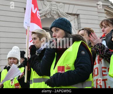 Potsdam, Deutschland. Januar 2020. Mitarbeiter des Besucherdienstes der Schlösserstiftung demonstrieren vor dem Landtag. Mit ihrem Warnstreik fordern sie einen Unternehmenskollektivvertrag auf der Grundlage des Tarifvertrages des öffentlichen Dienstes der Bundesländer. Kredit: Bernd Settnik / dpa-Zentralbild / ZB / dpa / Alamy Live News Stockfoto