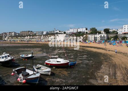 Am Strand sonnen sich Menschen, und im Hafen von Viking Bay, Broadstairs, Kent, Großbritannien können sich Vergnügen und Fischerboote ausruhen Stockfoto