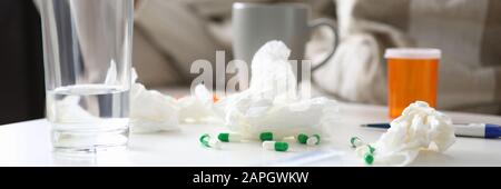 Frau wird krank und liegt auf einem Sofa zu Hause leiden Stockfoto