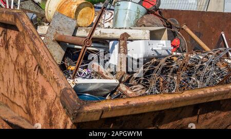 Alteisenbehälter auf einer Baustelle Stockfoto