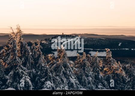 Warmer Sonnenaufgang auf dem Brocken im Nationalpark Harz mit Blick auf den Wurmberg Stockfoto