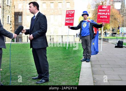 Steve Bray, Anti-Brexit-Proteseter und Gründer von SODEM (Stand der Europäischen Bewegung) auf seinem täglichen Protest hinter Guy Opperman MP (Con) outsid Stockfoto