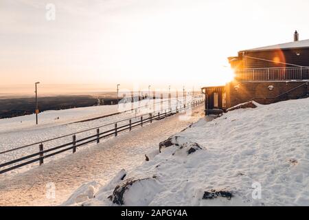 Sonnenaufgang im Winter auf dem Brocken mit Blick auf den Bahnhof Stockfoto