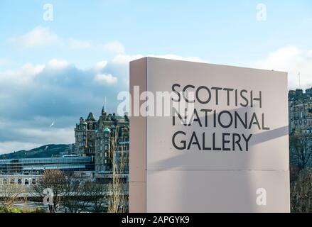 Princes Street Gardens, Edinburgh, Schottland, Großbritannien. Januar 2020. Ein auffälliges neues Schild am Eingang der Gärten für die Scottish National Gallery, die derzeit einen Anbau errichtet Stockfoto