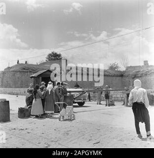 Kontrollpunkt mit Absperrung, kurz nach dem Unabhängigkeitskrieg gegründet; im Hintergrund das Gefängnis. Israel 1948-1949: Acre (Akko); Stockfoto