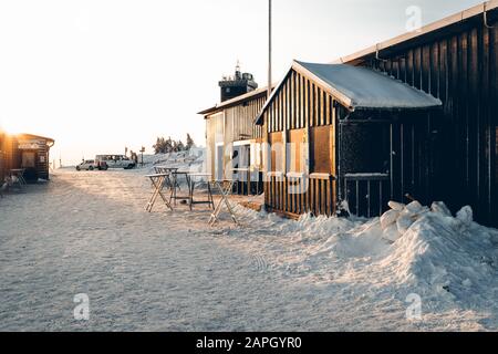 Sonnenaufgang im Winter auf dem Brocken mit Blick auf die Gebäude Stockfoto