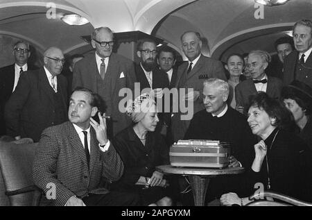 COR van der Lugt Melsert als Ehrenmitglied des Vereins Nederlands Theater-, Radio- und TV-Autoren Datum: 10. November 1962 Schlüsselwörter: Ehrenmitglieder Personenname: COR van der lugt melsert Stockfoto