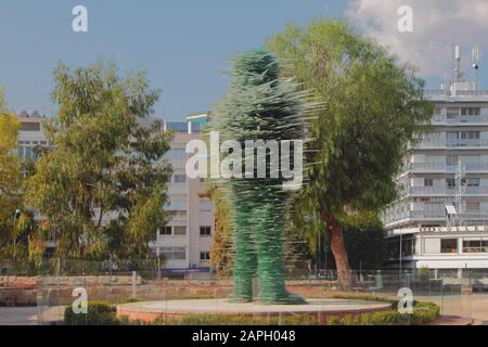 Nikosia, Zypern - 27. Oktober 2019: Denkmal für den Dichter "Glass Man" Stockfoto