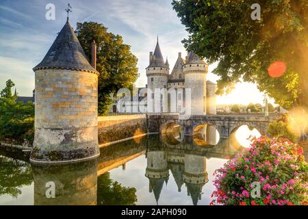 Das Schloss von Sully-sur-Loire im Sonnenlicht mit Linsenflauge, Frankreich. Das Schloss befindet sich im Loire-Tal, stammt aus dem 14. Jahrhundert und ist Stockfoto