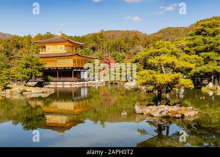 Kyoto, Japan - 7. November 2018: Der goldene Turm oder goldene Pavillon in Kyoto, Japan, umgeben von Wasser und Bäumen. Stockfoto