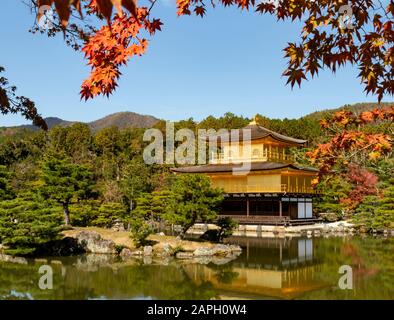 Kyoto, Japan - 7. November 2018: Der goldene Turm oder goldene Pavillon in Kyoto, Japan, umgeben von Wasser und Bäumen. Stockfoto