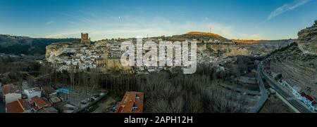 Luftpanorama von der mittelalterlichen Burg Alcala del Jucar in der Provinz Albacete in Spanien Stockfoto