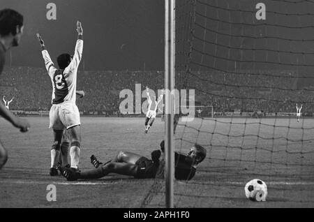 Fußball-Spiel Nürnberg Ajax: 1-1 Beschreibung: Cruijff erzielte, Swart Cheers, Torhüter Rynio liegt geschlagen am Boden Datum: 18. September 1968 Ort: Deutschland, Nürnberg Schlagwörter: Aktionen, Fußball Personenname: Cruijff, Johan, Swart, Sjaak Stockfoto