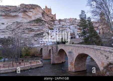 Historische Brücke und Burg in Alcala del Jucar Spanien Stockfoto