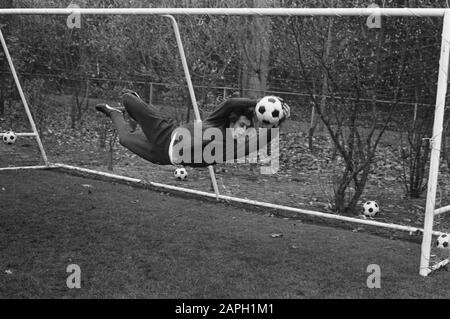 Niederländische Mannschaft trainiert in Zeist, Johan Cruijff im Tor. November 1971; Stockfoto