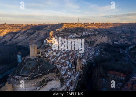 Luftpanorama von der mittelalterlichen Burg Alcala del Jucar in der Provinz Albacete in Spanien Stockfoto